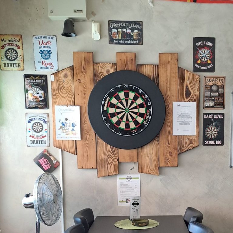 Kompletter Steel-Dart-Spielbereich im Pilsi
